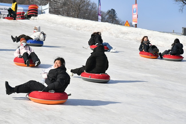[포토뉴스] 폐막을 이틀 앞둔 30일, 화천산천어축제를 만끽하고 있는 관광객들