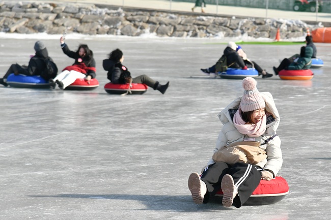 ▲ 2026 화천산천어축제 폐막을 이틀 앞둔 30일, 축제장을 찾은 내외국인 관광객들이 눈썰매와 얼음썰매를 타며 겨울의 재미를 만끽하고 있다. ⓒ화천군