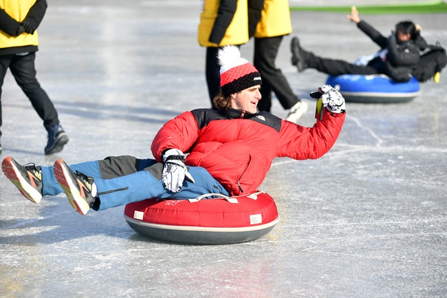 ▲ 2026 화천산천어축제 폐막을 이틀 앞둔 30일, 축제장을 찾은 내외국인 관광객들이 눈썰매와 얼음썰매를 타며 겨울의 재미를 만끽하고 있다. ⓒ화천군
