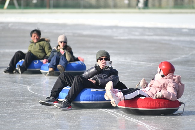 ▲ 2026 화천산천어축제 폐막을 이틀 앞둔 30일, 축제장을 찾은 내외국인 관광객들이 눈썰매와 얼음썰매를 타며 겨울의 재미를 만끽하고 있다. ⓒ화천군