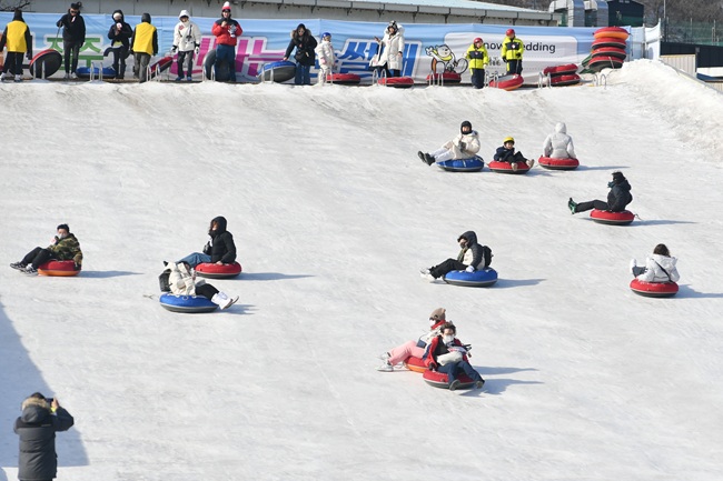 ▲ 2026 화천산천어축제 폐막을 이틀 앞둔 30일, 축제장을 찾은 내외국인 관광객들이 눈썰매와 얼음썰매를 타며 겨울의 재미를 만끽하고 있다. ⓒ화천군