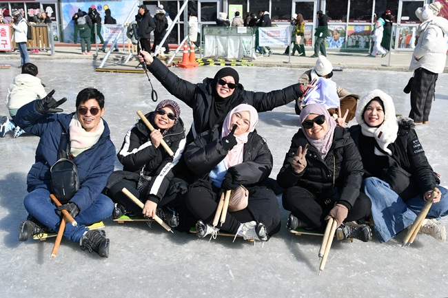 ▲ 2026 화천산천어축제 폐막을 이틀 앞둔 30일, 축제장을 찾은 내외국인 관광객들이 눈썰매와 얼음썰매를 타며 겨울의 재미를 만끽하고 있다. ⓒ화천군