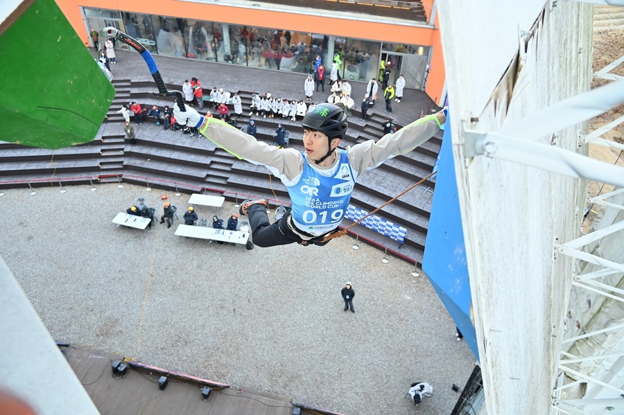 ▲ 청송군은 지난해 대형 산불 여파로 다수의 체육대회가 취소되는 아픔을 겪었으나, 지난 1월 18개국 120여 명의 선수가 참가한 ‘청송 아이스클라이밍 월드컵’을 성공적으로 치러내며 회복의 신호탄을 쏘아 올렸다.ⓒ청송군