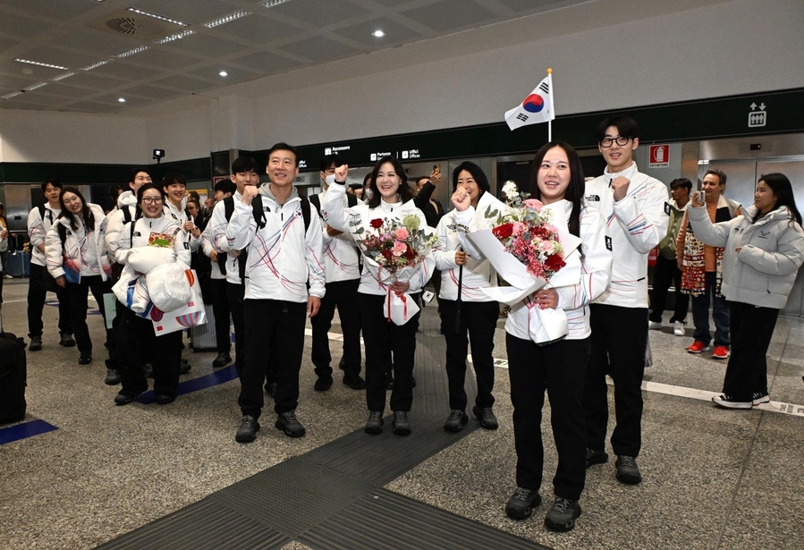 ▲ 2026 밀라노·코르티나담페초 동계 올림픽에 출전하는 한국 선수단이 31일(한국시간) 이탈리아 밀라노 말펜사 국제공항에 도착해 파이팅을 외치고 있다. ⓒ대한체육회 제공.