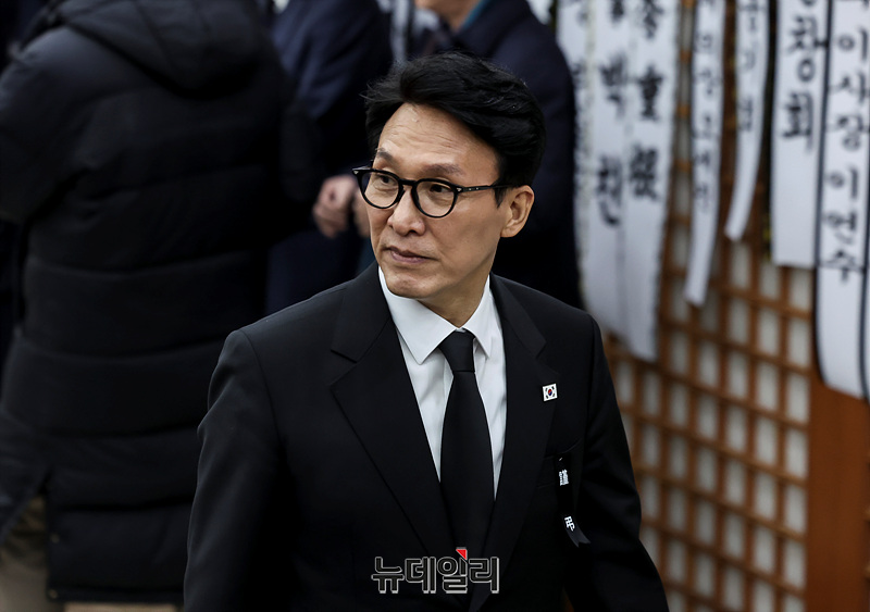 ▲ 김민석 국무총리가 29일 오후 서울 종로구 서울대학교병원 장례식장에 마련된 故 이해찬 전 국무총리의 빈소에서 조문을 하고 있다. ⓒ서성진 기자