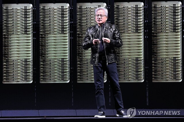 ▲ 젠슨 황 엔비디아 CEO가 5일(현지시각) 미국 네바다주 라스베이거스 퐁텐블로 호텔에서 열린 엔비디아의 CES 2026 라이브에서 기조연설을 하고 있다.ⓒ연합