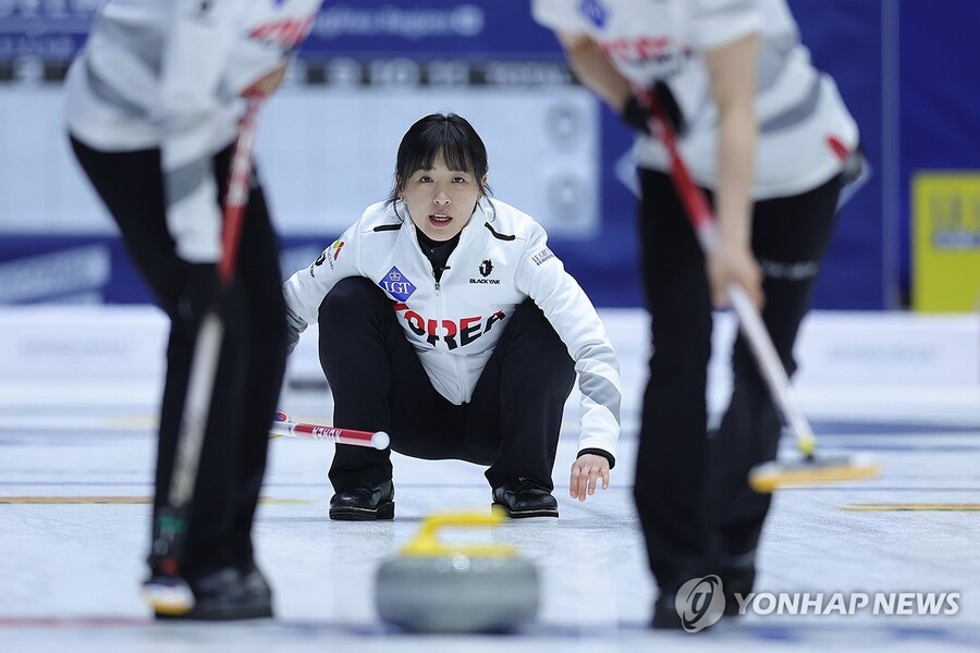 ▲ 스톤 바라보는 김은지. ⓒ연합뉴스.