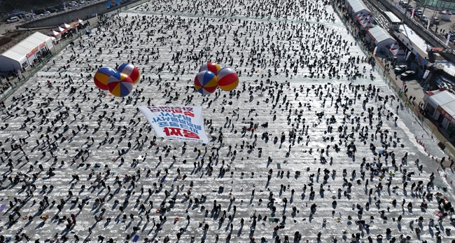 ▲ 2026 화천산천어축제 폐막을 하루 앞둔 31일, 주말을 맞아 축제장을 찾은 수많은 관광객들로 얼음판이 가득차 있다. ⓒ화천군