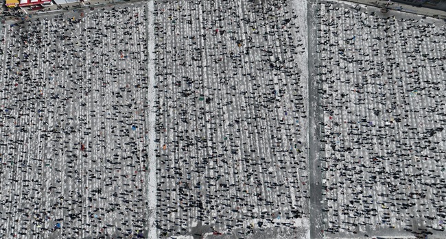 ▲ 2026 화천산천어축제 폐막을 하루 앞둔 31일, 주말을 맞아 축제장을 찾은 수많은 관광객들로 얼음판이 가득차 있다. ⓒ화천군