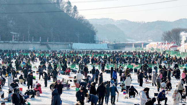 ▲ 2026 화천산천어축제 폐막을 하루 앞둔 31일, 축제장을 찾은 관광객들이 산천어 얼음낚시를 즐기고 있다. ⓒ화천군