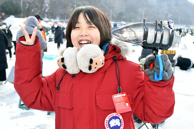 ▲ 2026 화천산천어축제 폐막을 하루 앞둔 31일, 축제장을 찾은 관광객들이 산천어 얼음낚시를 즐기고 있다. ⓒ화천군