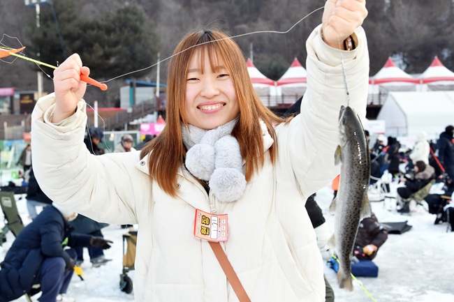 ▲ 2026 화천산천어축제 폐막을 하루 앞둔 31일, 축제장을 찾은 관광객들이 산천어 얼음낚시를 즐기고 있다. ⓒ화천군