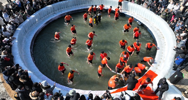 ▲ 2026 화천산천어축제 폐막을 하루 앞둔 31일, 축제장을 찾은 관광객들이 산천어 맨손잡기장에서 잊을 수 없는 추억을 쌓고 있다. ⓒ화천군