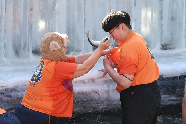 ▲ 2026 화천산천어축제 폐막을 하루 앞둔 31일, 축제장을 찾은 관광객들이 산천어 맨손잡기장에서 잊을 수 없는 추억을 쌓고 있다. ⓒ화천군