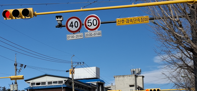 ▲ 태백시가 어린이 교통안전 확보와 효율적인 교통 흐름 조성을 위해 추진한 '어린이보호구역 시간제 속도제한' 사업을 완료하고 본격적인 운영에 들어갔다. ⓒ태백시