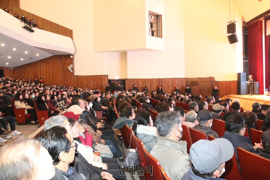 ▲ 출판기념회 행사장 내에는 2천여명 시민과 지지자들 발길이 이어졌다. 2층 행사장까지 시민들로 가득찼다.ⓒ뉴데일리