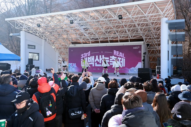 ▲ 31일 강원 태백시 태백산국립공원 당골광장 일대에서 '태백산 눈축제'가 개막했다. 이날 개막식에는 김진태 강원특별자치도지사와 이철규 국회의원, 이상호 태백시장 등이 참석했다. 한편 태백시의회는 눈축제과 관련해 홍보 및 마케팅 예산을 전액 삭감해 논란이다. 시는 도와 강원관광재단 등 주변의 도움으로 적극적인 홍보에 나서고 있다. ⓒ태백시