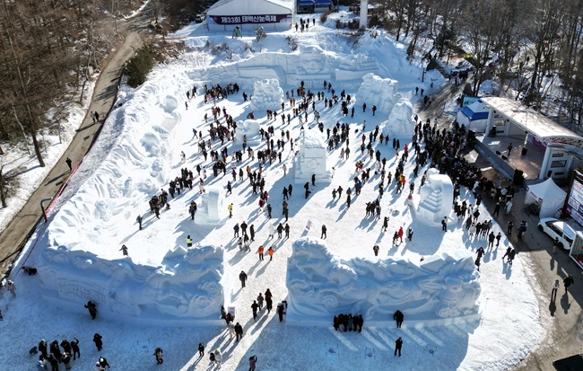 ▲ 31일 강원 태백시 태백산국립공원 당골광장 일대에서 '태백산 눈축제'가 개막했다. 이날 개막식에는 김진태 강원특별자치도지사와 이철규 국회의원, 이상호 태백시장 등이 참석했다. 한편 태백시의회는 눈축제과 관련해 홍보 및 마케팅 예산을 전액 삭감해 논란이다. 시는 도와 강원관광재단 등 주변의 도움으로 적극적인 홍보에 나서고 있다. ⓒ태백시