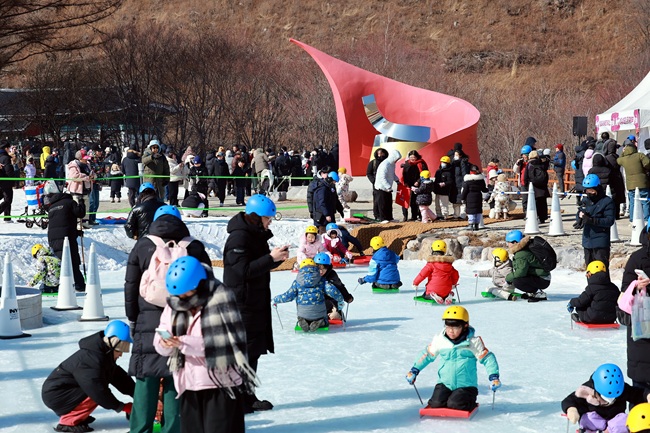 ▲ 31일 강원 태백시 태백산국립공원 당골광장 일대에서 '태백산 눈축제'가 개막했다. 이날 개막식에는 김진태 강원특별자치도지사와 이철규 국회의원, 이상호 태백시장 등이 참석했다. 한편 태백시의회는 눈축제과 관련해 홍보 및 마케팅 예산을 전액 삭감해 논란이다. 시는 도와 강원관광재단 등 주변의 도움으로 적극적인 홍보에 나서고 있다. ⓒ태백시
