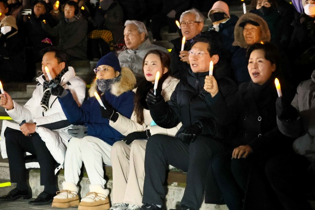 ▲ 31일 용인시청 야외음악당에서 열린 ‘용인 반도체 국가산단 사수 촛불문화제’에서 이상일 용인시장을 비롯한 용인시민들이 용인 반도체 국가산단 지방 이전은 있을 수 없다며 논란 종식을 촉구하고 있다. ⓒ시민위원회 제공