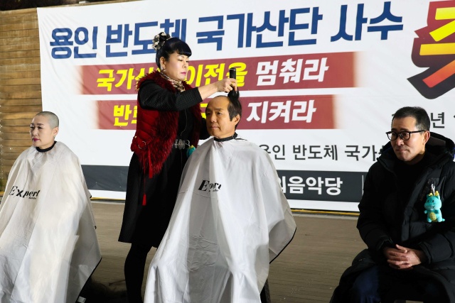 ▲ 31일 용인시청 야외음악당에서 열린 ‘용인 반도체 국가산단 사수 촛불문화제’에서 ‘용인 반도체 국가산단 이전 반대 시민추진위원회’ 관계자들이 삭발식을 진행하고 있다. ⓒ시민위원회 제공