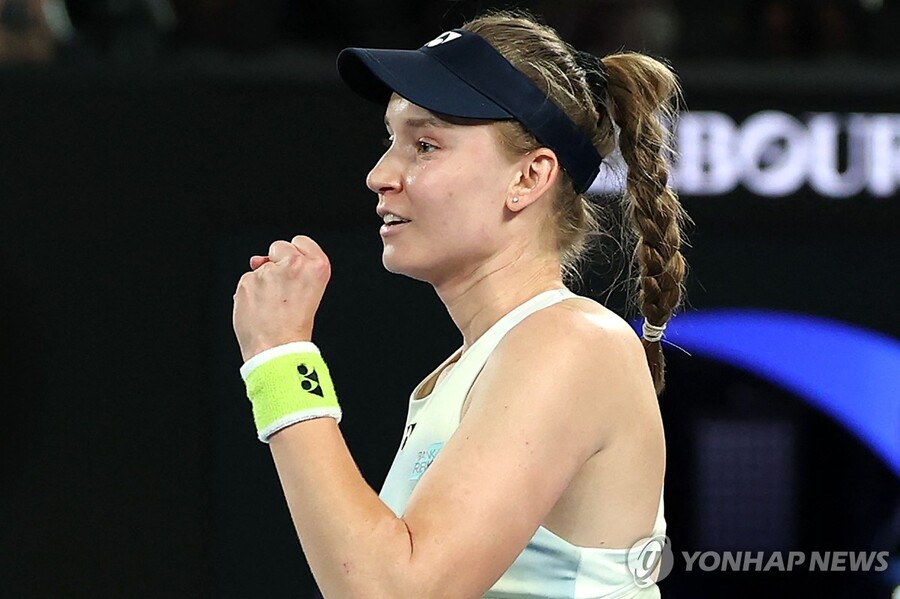 ▲ 세계 랭킹 5위 리바키나가 세계 랭킹 1위 사발렌카를 꺾고 호주오픈 정상을 차지했다.ⓒ연합뉴스 제공