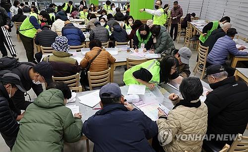 ▲ 노인 일자리 신청서 작성하는 어르신들 ⓒ연합뉴스