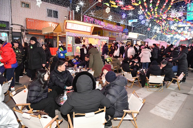 ▲ 2026 화천산천어축제 마지막 선등거리 페스티벌이 열린 지난 31일밤, 화천읍 시내에서 많은 관광객과 주민들이 페스티벌을 즐기고 있다. ⓒ화천군