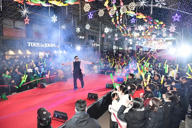 ▲ 2026 화천산천어축제 마지막 선등거리 페스티벌이 열린 지난 31일밤, 화천읍 시내에서 많은 관광객과 주민들이 페스티벌을 즐기고 있다. ⓒ화천군