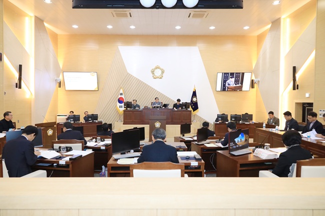 ▲ 삼척시의회가 지난달 30일 제269회 삼척시의회 임시회 제6차 본회의를 개의해 농촌지원과 등 6개 부서로부터 '2026년도 시정 주요 업무계획'에 대한 보고를 받았다. ⓒ삼척시의회
