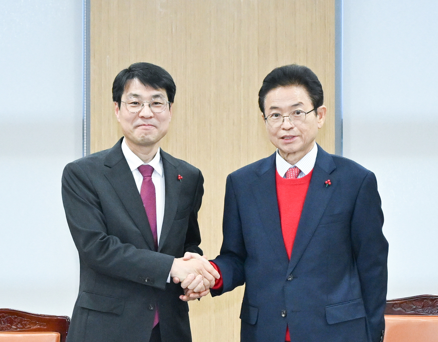 ▲ 김정기 대구시장 권한대행(왼쪽)과 이철우 경북도지사가 지난달 20일 오후 경북도청에서 행정통합 추진에 합의하고 악수를 나누고 있다.ⓒ대구시