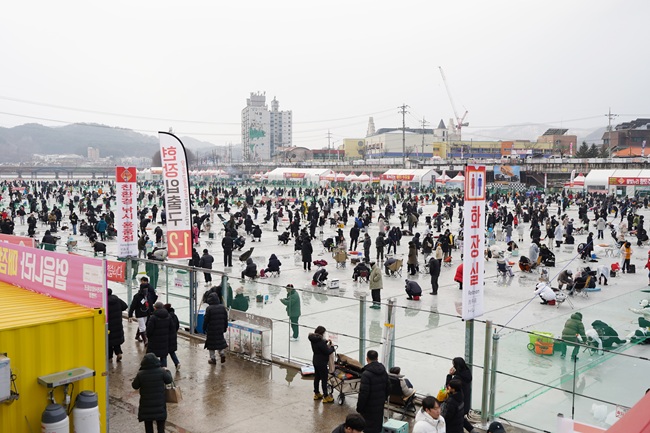 ▲ 화천산천어축제 얼음낚시 모습. ⓒ화천군