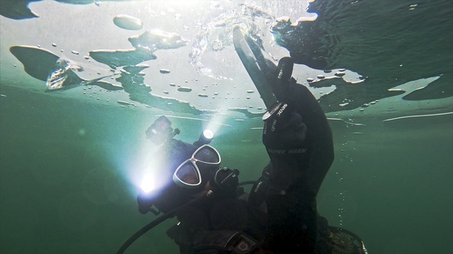 ▲ 화천산천어축제는 여수로를 통한 수량과 수위, 유속 조절, 물밑 상황까지 살피는 꼼꼼함으로 개막 이전부터 폐막일까지 평균 30㎝ 이상, 최고 45㎝ 두께의 얼음판을 유지해 안전하게 관광객들을 맞이했다. ⓒ화천군