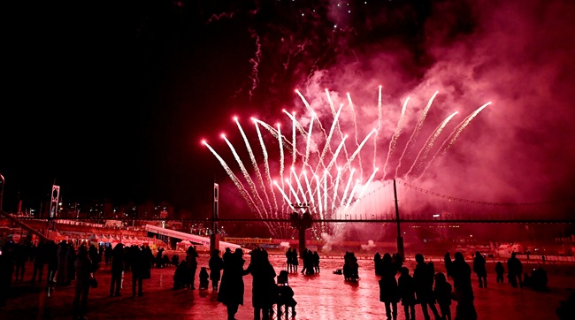 ▲ 2026 얼음나라 화천산천어축제 폐막식이 1일 축제장 특설무대에서 개최됐다. 폐막선언과 함께 화려한 불꽃이 축제장 밤하늘을 장식하고 있다. ⓒ화천군