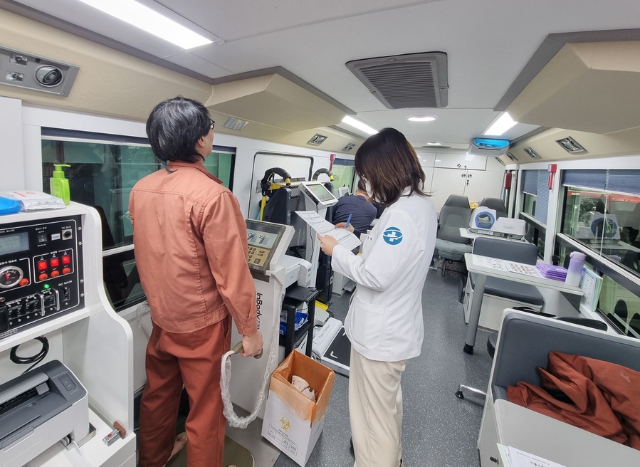 ▲ ‘달성건강빵빵이’ 현장에서 주민이 영양·인바디 검사를 받고 있다(지난해 1월 촬영).ⓒ달성군