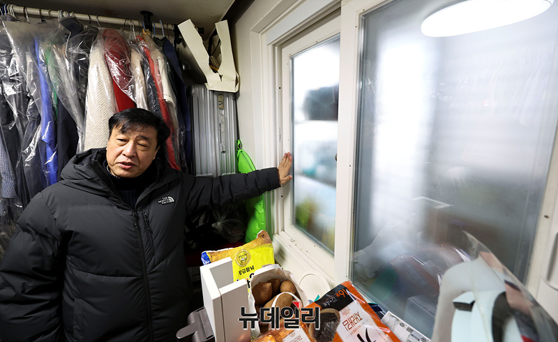 ▲ 시 관계자가 '고효율 창호 간편시공' 사업에 대해 설명하고 있다. ⓒ서성진 기자