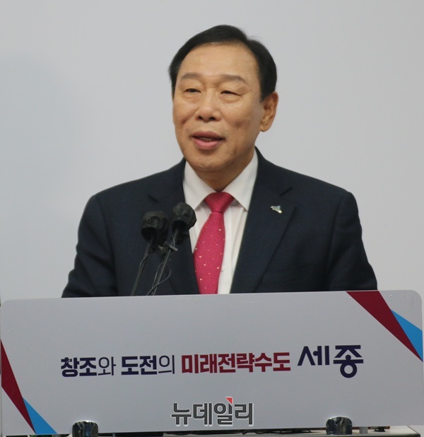 ▲ 최민호 세종시장이 2일 오전 시청 정음실에서 정부의 재정지원 제도 개선을 위한 기자회견을 하고 있다.ⓒ이길표 기자