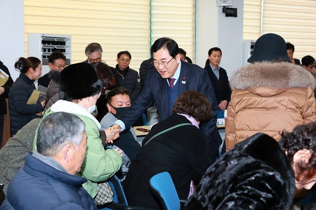 ▲ 지난달 29일, 경주시 성건동 행정복지센터에서 열린 시민과 함께하는 소통간담회에서 주낙영 시장이 주민들과 소통하고 있다.ⓒ경주시