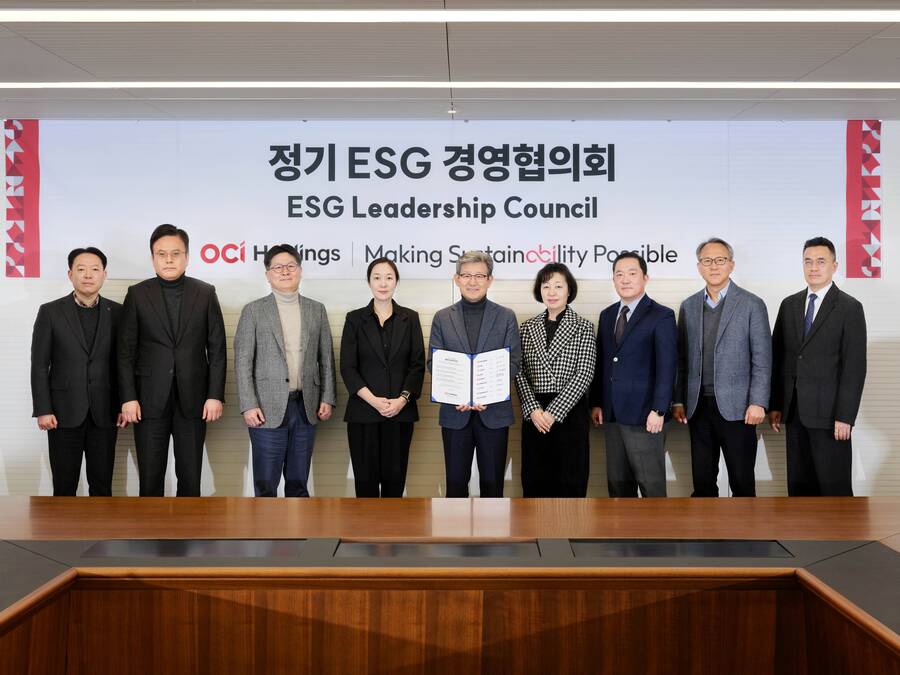 ▲ 지난달 30일 ESG 경영협의회에 참석한 OCI 김유신 부회장(왼쪽에서 다섯째), OCI홀딩스 이수미 부사장(왼쪽에서 여섯째) 등 주요 경영진이 기념촬영을 하고 있다.ⓒOCI홀딩스