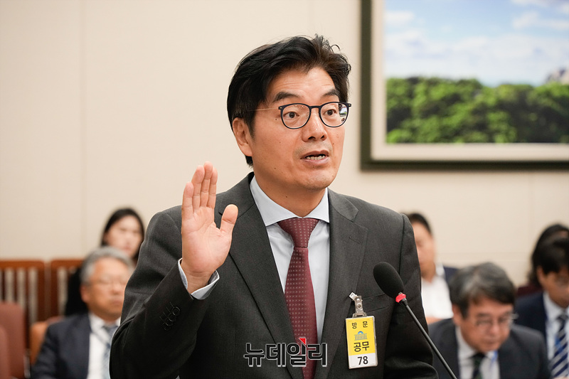▲ 정종철 쿠팡풀필먼트서비스 대표가 10일 오후 서울 여의도 국회 환경노동위원회의 고용노동부에 대한 국정감사에서 증인선서를 하고 있다. ⓒ서성진 기자