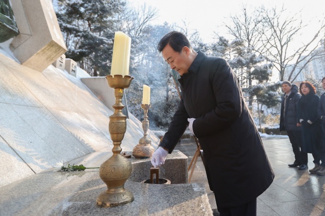 ▲ 김성제 의왕시장이 2일 시정에 복귀해 현충탑 신년 참배를 하고 있다. ⓒ의왕시 제공