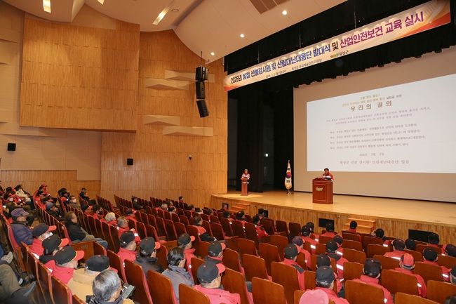 ▲ 횡성군이 2일 횡성문화예술회관 대공연장에서 '2026년 산불감시원 및 산림재난대응단 발대식'을 개최하고 본격적인 산불 방지 체제에 돌입한다. ⓒ횡성군
