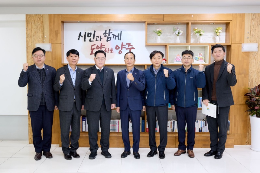 ▲ 한국전기안전공사 경기북부본부 신임 본부장이 양주시청을 방문해 양주 테크노밸리 입주 관련한 협력 사항을 논의했다 ⓒ양주시 제공