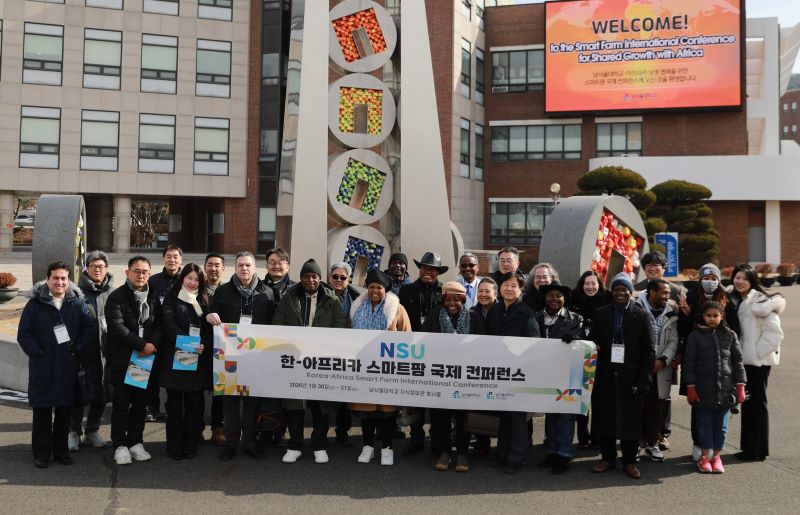 ▲ ‘NSU 한국·아프리카 스마트팜 국제 컨퍼런스(Korea·Africa Smart Farm International Conference)’ 참가자들이 기념 촬영을 하고 있다.ⓒ남서울대