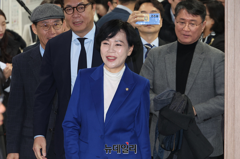 ▲ 전현희 더불어민주당 의원이 2일 국회 소통관에서 서울시장 출마선언 기자회견을 위해 입장하고 있다. ⓒ이종현 기자