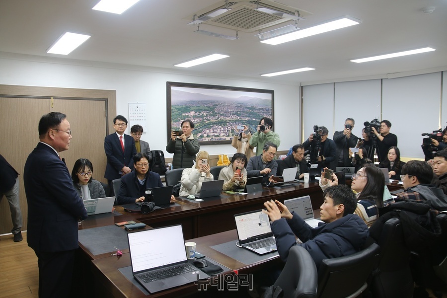 ▲ 김 전 최고위원은 이날 발표한 출마선언문에서 “지금 경북은 보수의 심장이라는 자부심을 잃고 침체기에 빠져 있다”며 “산업화의 영광을 되찾고 위대한 전진을 시작하기 위해 ‘선수 교체’가 필요한 시점”이라고 출사표를 던졌다.ⓒ뉴데일리