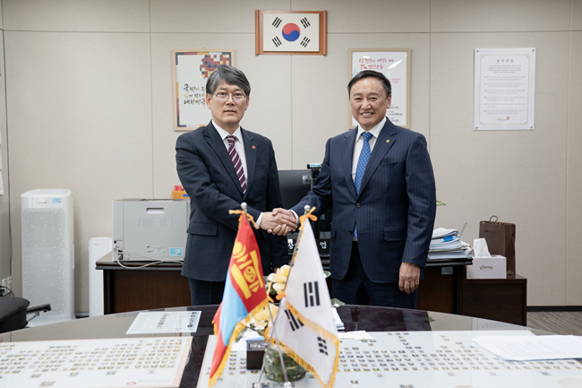 ▲ 엄호윤 국민건강보험공단 기획상임이사(좌)와 친부렌 지그지드수렌(Chinburen Jigjidsuren) 몽골 보건부 장관(우)이 한-몽 보건의료 협력 강화를 논의했다. ⓒ국민건강보험공단