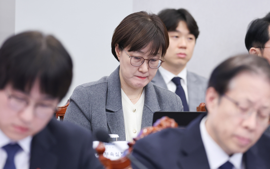 ▲ 김현지 제1부속실장이 지난달 8일 청와대에서 열린 수석보좌관회의에서 자료를 살펴보고 있는 모습. ⓒ뉴시스