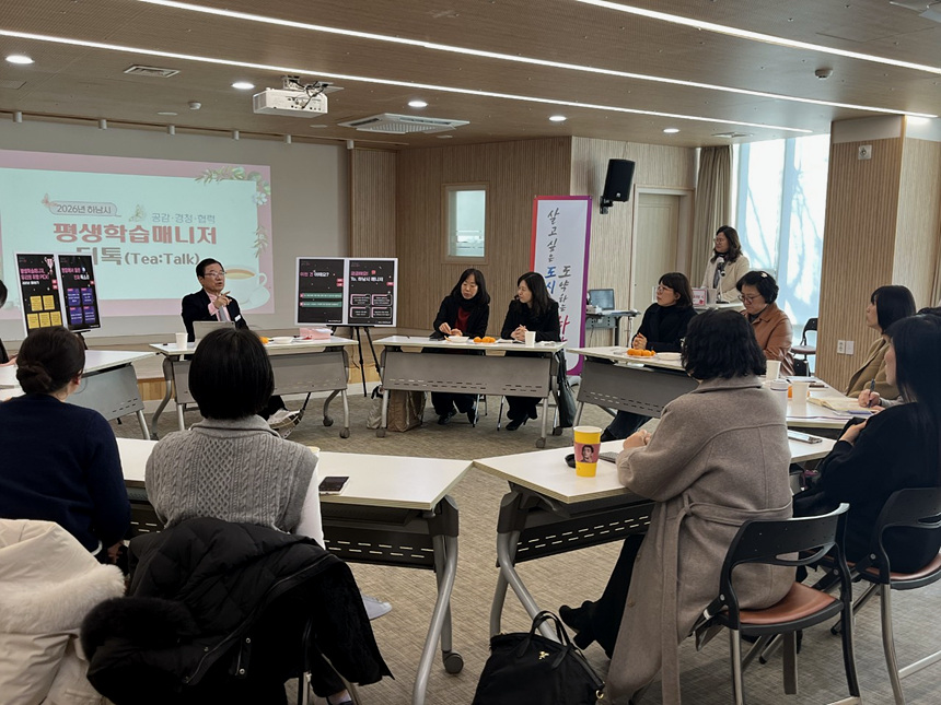 ▲ 이현재 하남시장이 30일 평생학습매니저와의 차담회에서 소통하고 있다 ⓒ하남시 제공