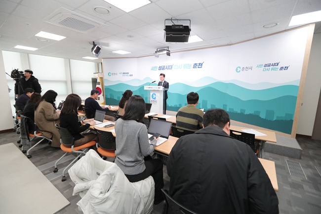 ▲ 육동한 춘천시장이 2일 시청 브리핑룸에서 브리핑을 열고 '2026년 설 연휴 종합대책'을 설명했다. ⓒ춘천시